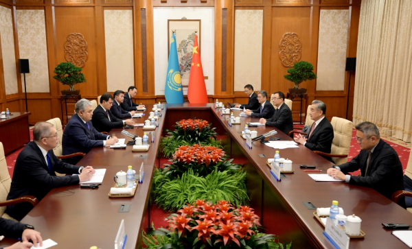 Министр иностранных дел КНР провел переговоры с главой МИД Казахстана