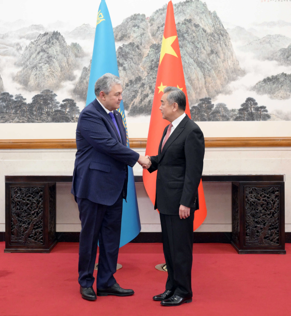 Министр иностранных дел КНР провел переговоры с главой МИД Казахстана