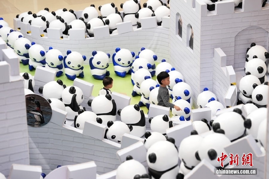 Арт-инсталляция из фигурок панд привлекает жителей Пекина