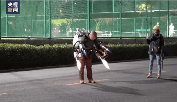 Реальный «железный человек»: в Китае продемонстрировали реактивный ранец для полетов