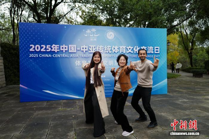 Молодежь Китая и Центральной Азии вместе осваивает бадуаньцзинь в Ханчжоу