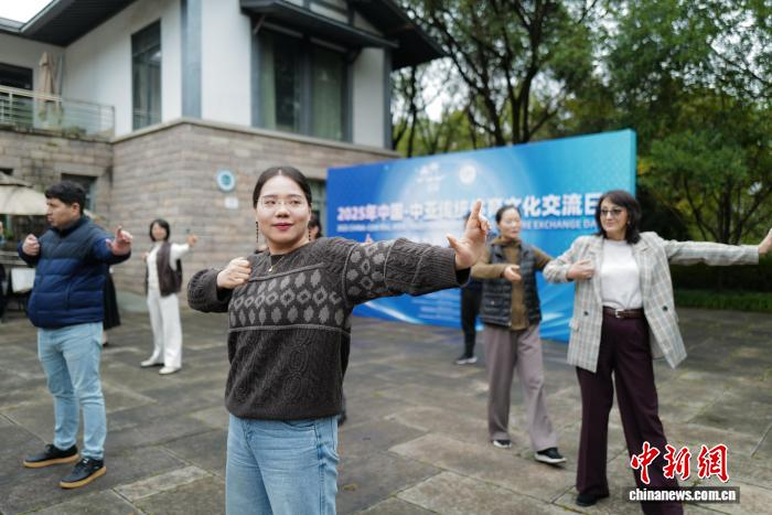 Молодежь Китая и Центральной Азии вместе осваивает бадуаньцзинь в Ханчжоу