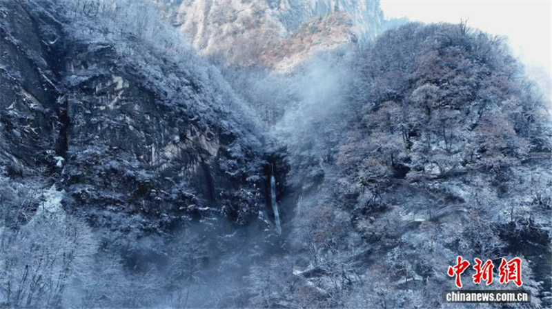 Первый снег преобразил пейзажи китайского горного массива Циньлин