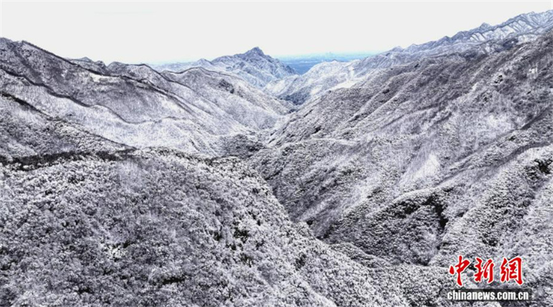 Первый снег преобразил пейзажи китайского горного массива Циньлин