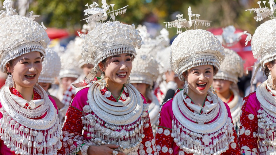 В провинции Гуйчжоу народ мяо отметил Фестиваль лушэн                    16 ноября в поселке Гулун уезда Хуанпин (провинция Гуйчжоу, Юго-Западный Китай) развернулось настоящее торжество культуры – Фестиваль лушэн, который традиционно отмечают 27 числа девятого месяца по лунному календарю.