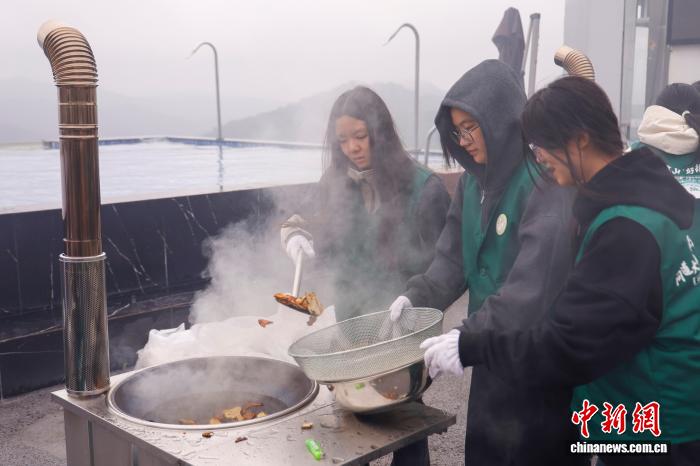 В Чжэцзяне прошел студенческий конкурс по обработке лекарственного сырья