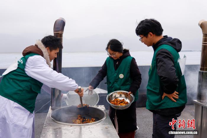 В Чжэцзяне прошел студенческий конкурс по обработке лекарственного сырья