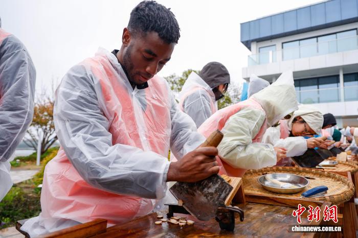 В Чжэцзяне прошел студенческий конкурс по обработке лекарственного сырья