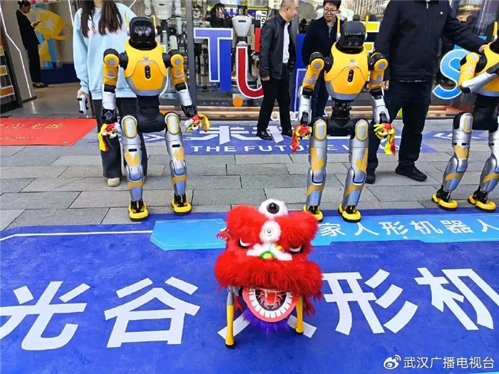 В Ухане открылся первый в Китае 7S-салон гуманоидных роботов
