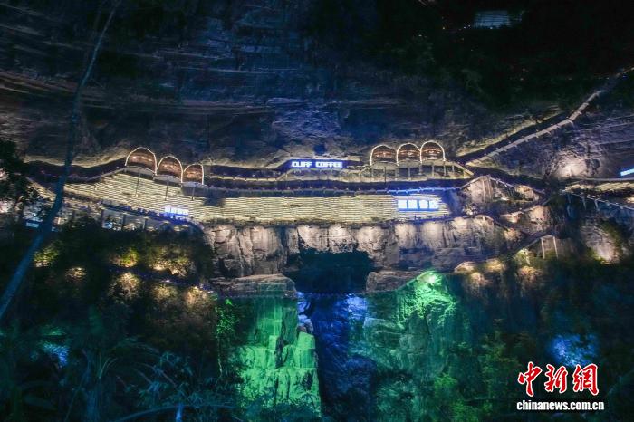 Книжный магазин на скале в Гуанси стал туристическим хитом