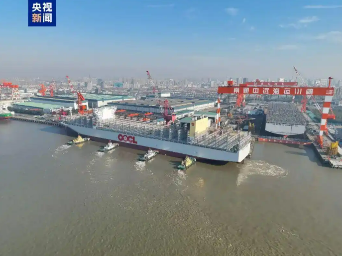 Китайский сверхкрупный контейнеровоз проходит ходовые испытания в Цзянсу
