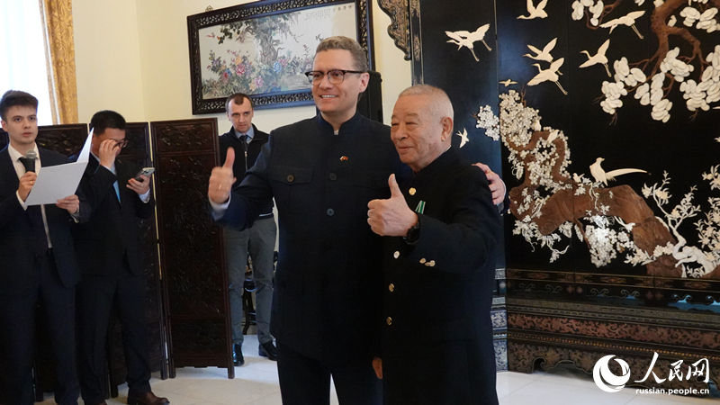 Китайский мастер ушу удостоился ордена Дружбы                    22 ноября в Посольстве России в Китае губернатор Вологодской области Георгий Филимонов вручил орден Дружбы У Биню – одному из наиболее авторитетных мастеров ушу и наставнику, воспитавшему плеяду чемпионов, включая Джета Ли и Донни Йена.