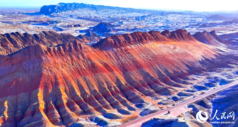 Красочные скалы в геопарке Чжанъе Данься в провинции Ганьсу покрыты снегом