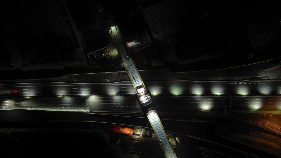 В железнодорожном строительстве в Чжэцзяне активно внедряют интеллектуальные мостостроительные комплексы                    29 ноября в городе Цзясин провинции Чжэцзян был успешно замкнут пролет сверхкрупного моста Хайянь на высокоскоростной железной дороге «Наньтун-Сучжоу – Цзясин-Нинбо».