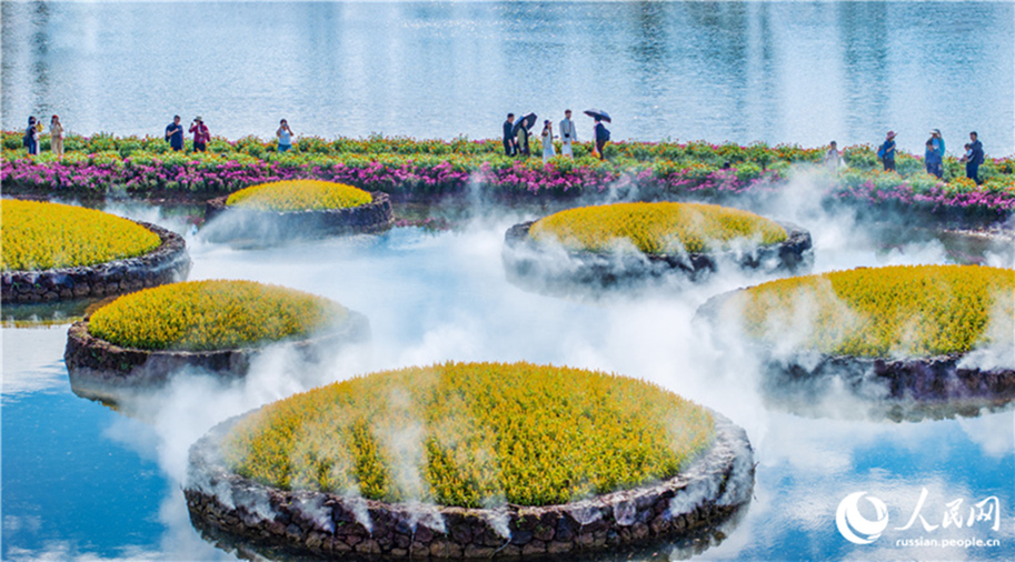 Красота сезонного цветения на горе Цинсю в Гуанси                    В городе Наньнин Гуанси-Чжуанского автономного района на юге Китая туристы посетили живописную зону горы Цинсю.
