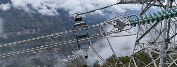 В Сычуани осуществляют проверку ЛЭП сверхвысокого напряжения с помощью беспилотников и роботов-дефектоскопов