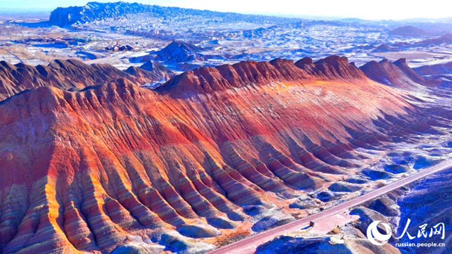 Красочные скалы в геопарке Чжанъе Данься в провинции Ганьсу покрыты снегом