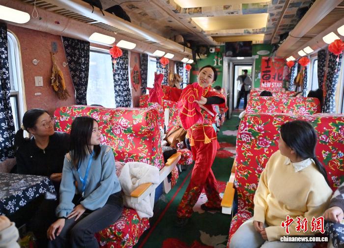 В провинции Цзилинь курсирует туристический поезд с элементами местного фольклора
