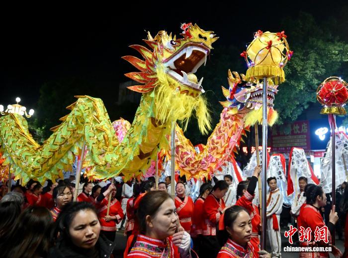 Автономный уезд в Хунани отпраздновал 70-летие парадом драконов и львов