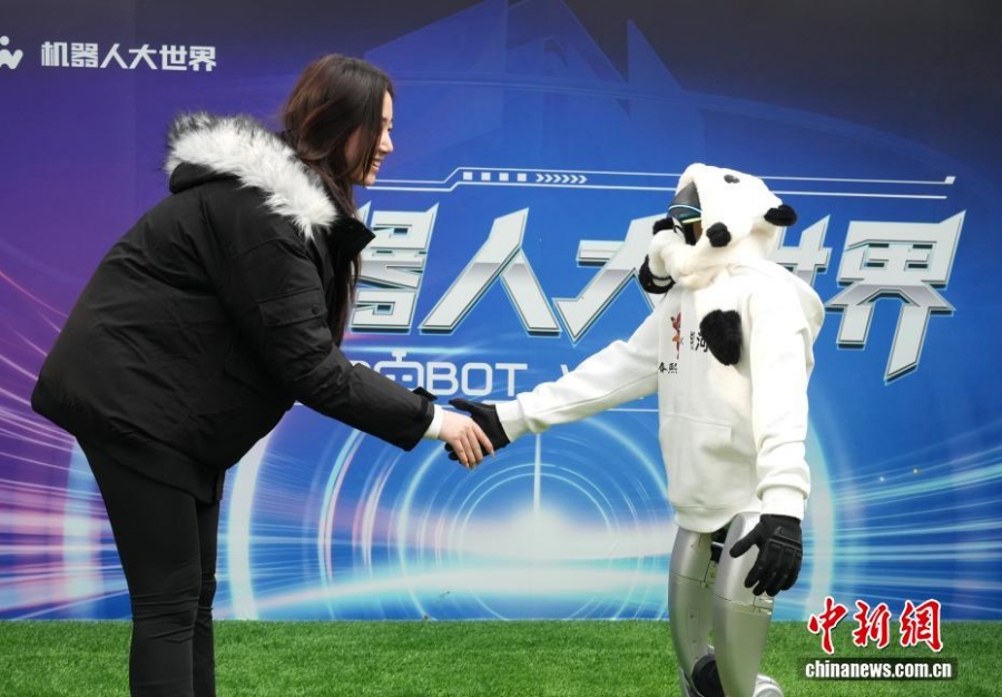 Захватывающее путешествие в мир роботов: в Чэнду открылся первый в Китае «гипермаркет воплощенного ИИ»