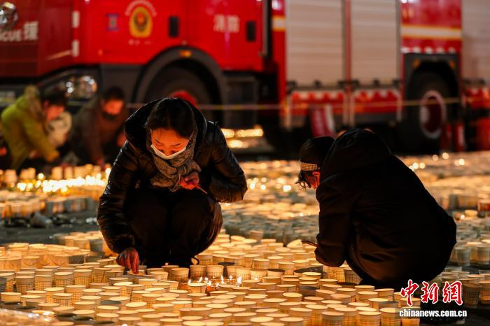 В монастыре Лунъу в Цинхае отметили Праздник зажигания лампад