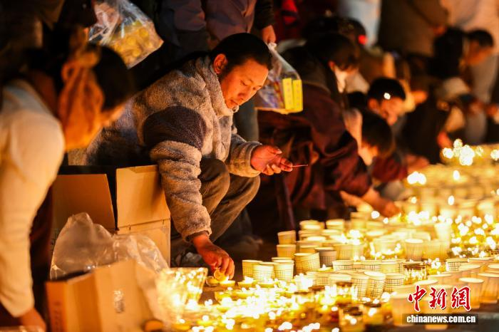 В монастыре Лунъу в Цинхае отметили Праздник зажигания лампад