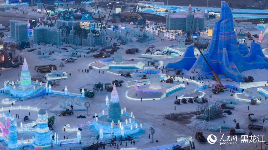 Фестиваль «Большой мир льда и снега» в Харбине стартует 17 декабря                    27-й фестиваль «Большой мир льда и снега» в Харбине провинции Хэйлунцзян официально откроется для посетителей 17 декабря. 