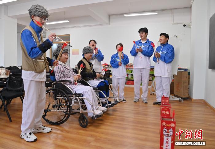 В вузе Чанчуня открылась специальность по работе с «серебряным поколением», привлекающая молодежь