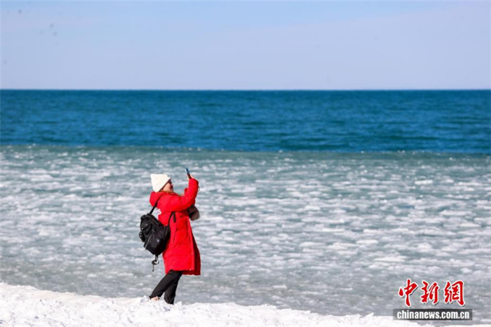 Редкое зимнее выталкивание льда на берег привлекло туристов на озеро Цинхайху