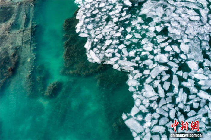 Редкое зимнее выталкивание льда на берег привлекло туристов на озеро Цинхайху