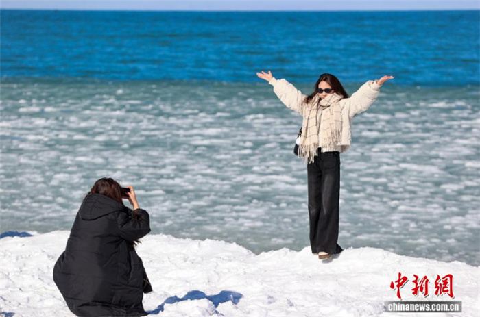 Редкое зимнее выталкивание льда на берег привлекло туристов на озеро Цинхайху