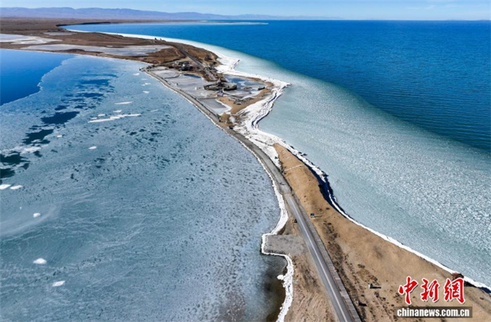 Редкое зимнее выталкивание льда на берег привлекло туристов на озеро Цинхайху