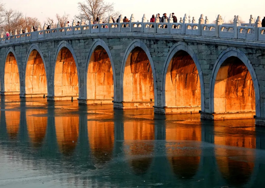 «Золотой свет в арках моста»: зимнее чудо в пекинском парке Ихэюань