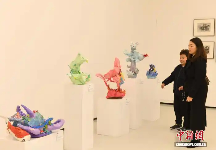 В Чунцине открылась выставка детских рисунков, вдохновленная грузовыми поездами «Китай – Европа»