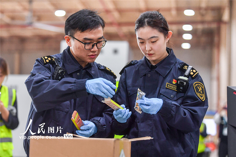 В первый день запуска особого таможенного режима через аэропорт Мэйлань в Хайкоу вывезли первую партию льготных товаров