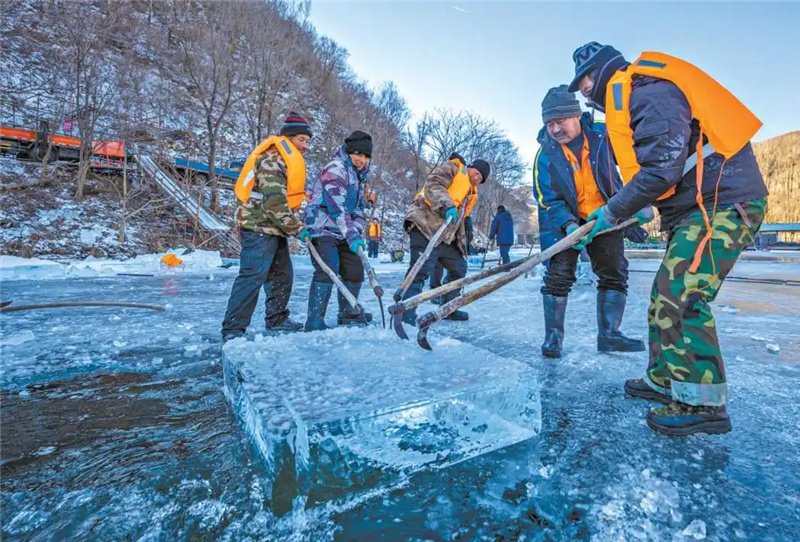 В Пекине началась заготовка льда для Фестиваля ледяных фонарей Лунцинся