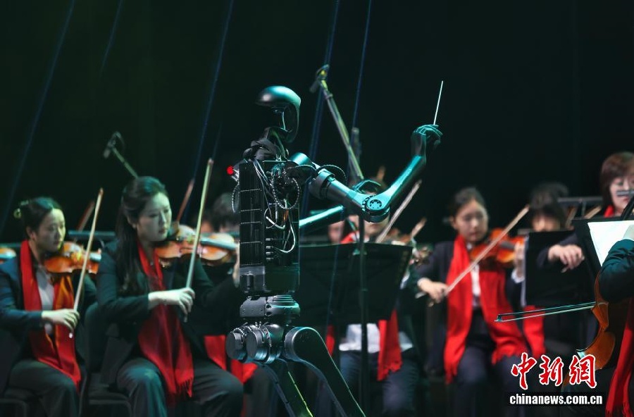 ИИ-робот выступил в роли дирижера на Новогоднем концерте в провинции Цзянси 2026 года