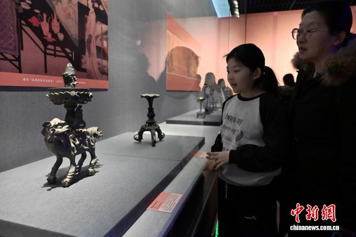 Выставка древних китайских осветительных приборов открылась в провинции Хэбэй