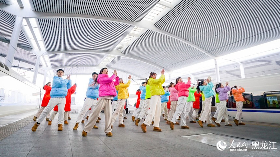 В Харбине запущен первый тематический высокоскоростной поезд «Большой мир льда и снега»                    4 января первый тематический высокоскоростной поезд «Большой мир льда и снега» отправился из Харбина (адм. центр пров. Хэйлунцзян, Северо-Восточный Китай) в Ухань провинции Хубэй. 