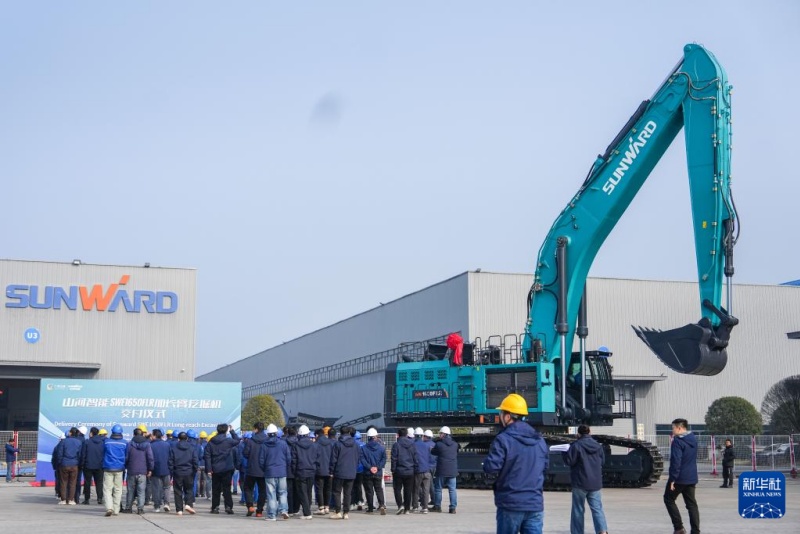 В Чанша сошел с конвейера и передан заказчику тяжелый телескопический экскаватор для экспорта на Средний Восток