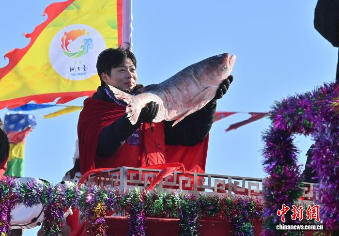 На озере Чаганьху первая рыба зимнего улова продана за 1,7 млн юаней