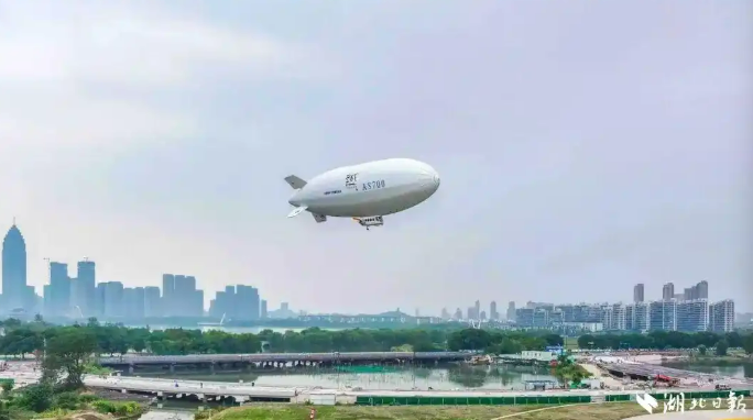 Пилотируемый дирижабль AS700 совершил первый в Китае коммерческий полет с пассажирами на борту