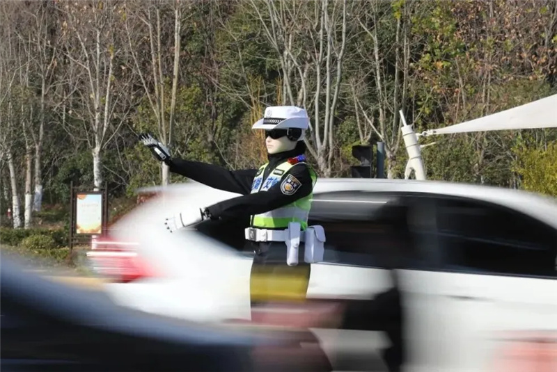 В китайском городе Уху начал тестовую службу робот-регулировщик