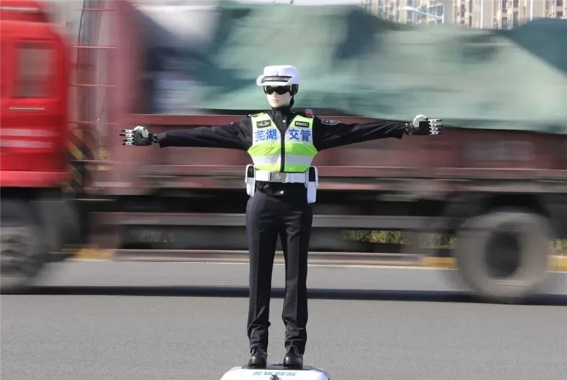 В китайском городе Уху начал тестовую службу робот-регулировщик