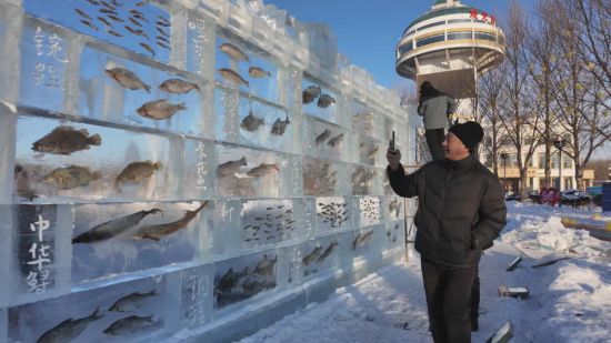 В Тунцзяне появилась трехметровая «рыбная» ледяная стена