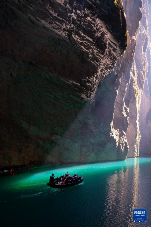 Уезд Хэфэн в провинции Хубэй: изумрудные воды и зеленые горы привлекают туристов