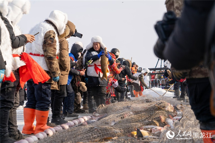 Зимний лов стартовал на пограничном озере Китая и России