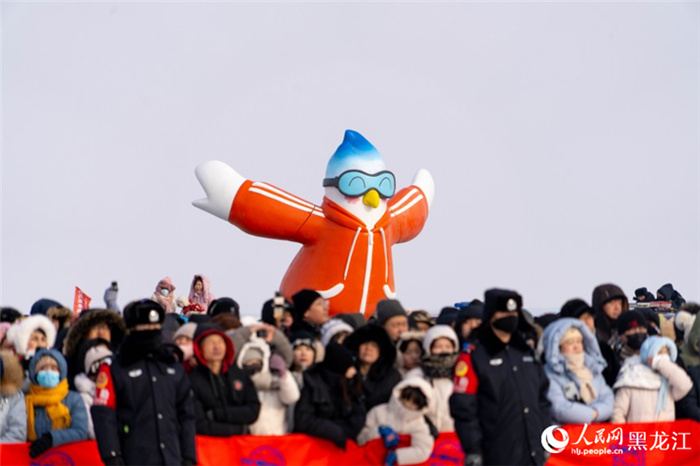 Зимний лов стартовал на пограничном озере Китая и России