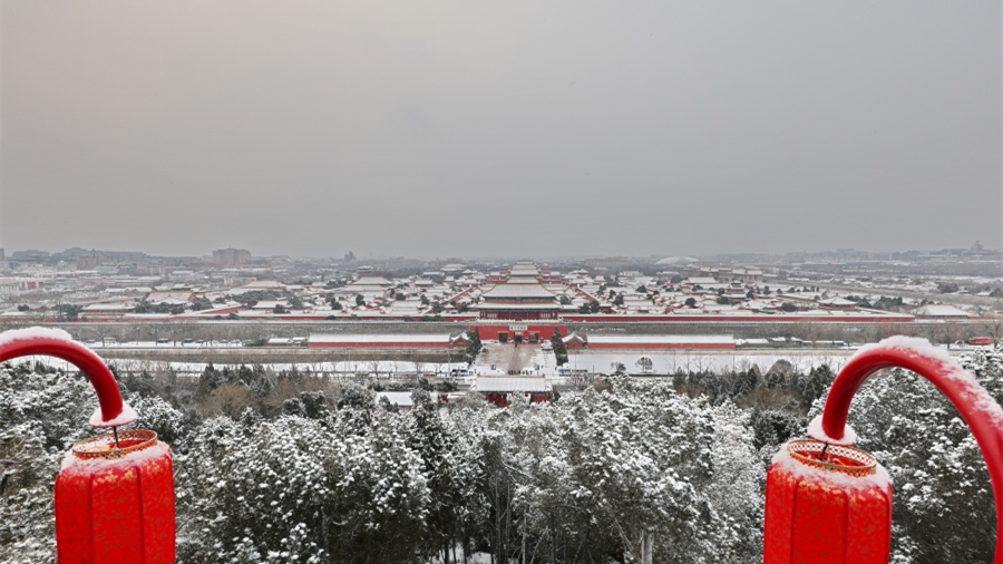 Запретный город под снежным покровом: картина, написанная морозом и тишиной                    18 января Музей Гугун в Пекине, известный как Запретный город, после снегопада превратился в исторический свиток, окутанный белым покрывалом.  