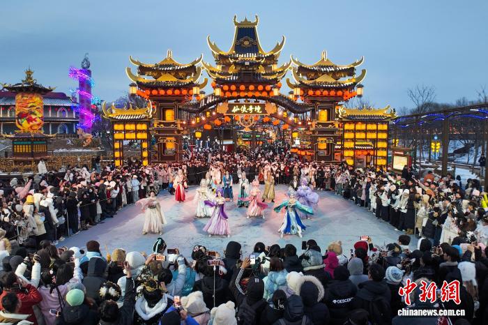 Персонажи в разных образах привлекают туристов в Кайфэн